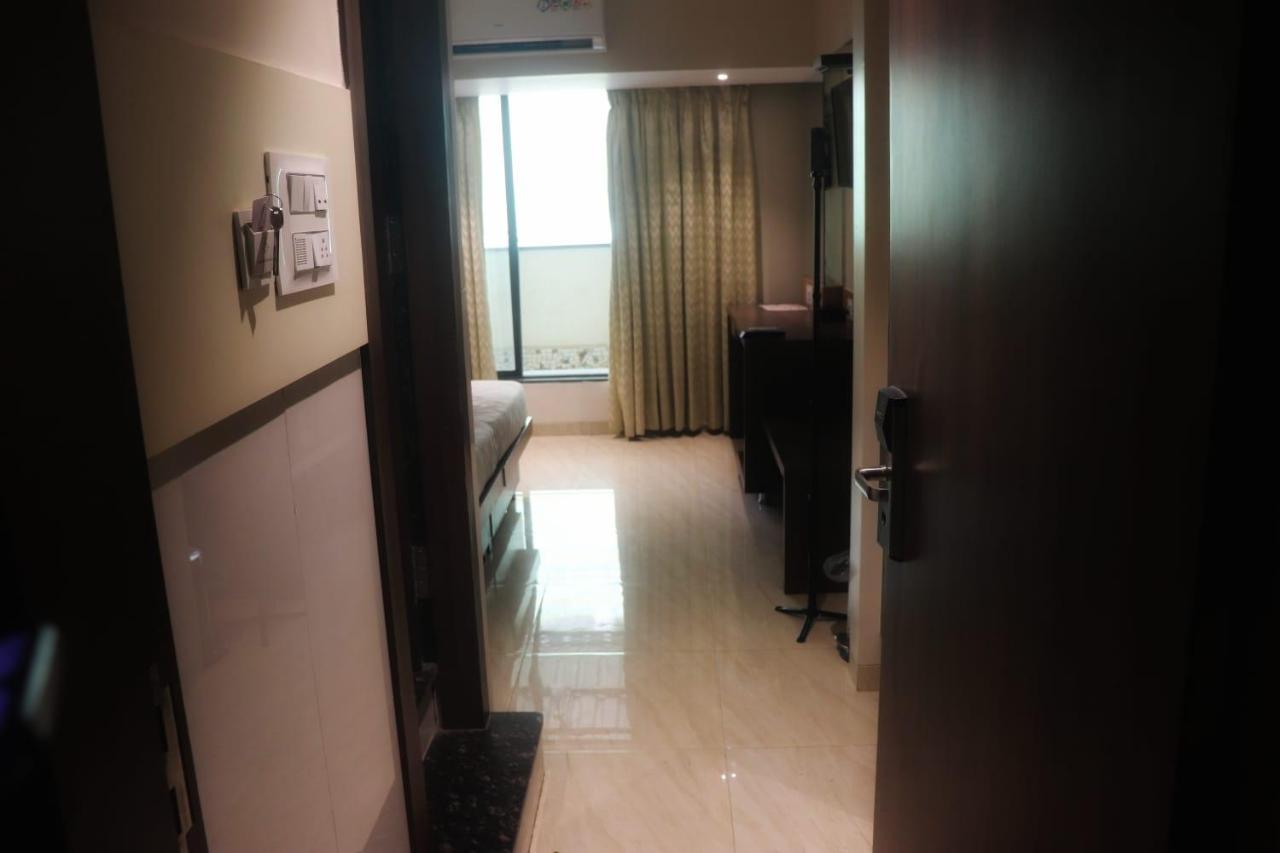Hotel Mourya Residency Navi Mumbai Kültér fotó
